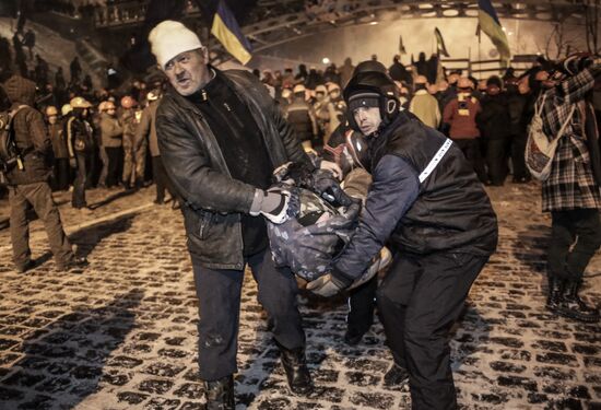 Internal security troops begin storming protester's camp on the Maidan