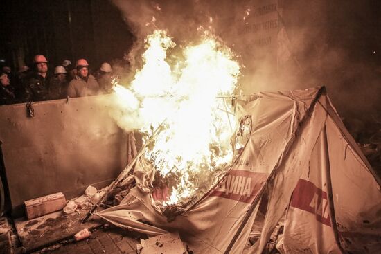 Internal security troops begin storming protester's camp on the Maidan