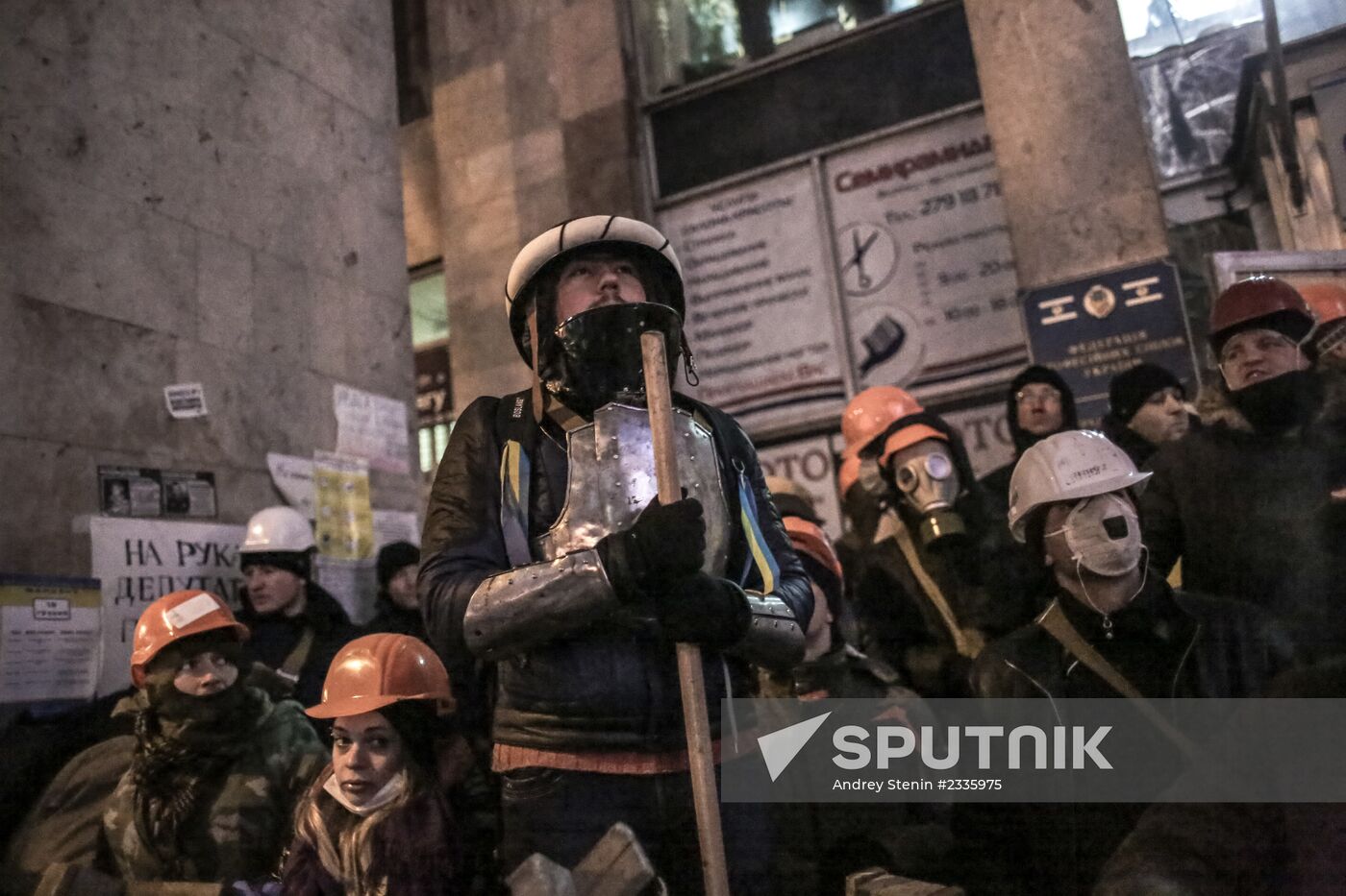 Internal security troops begin storming protester's camp on the Maidan