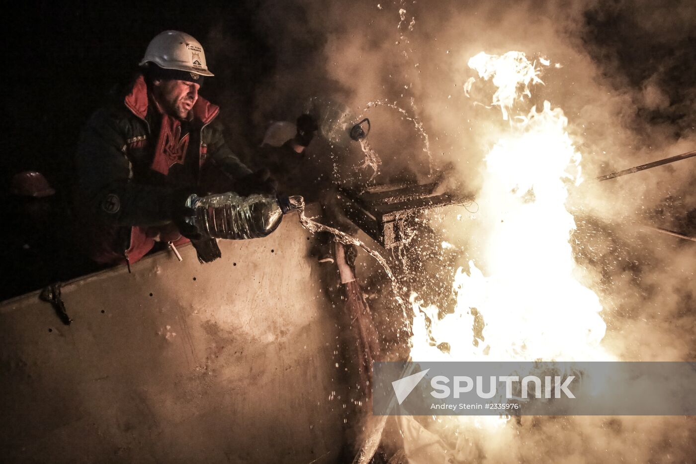 Internal security troops begin storming protester's camp on the Maidan
