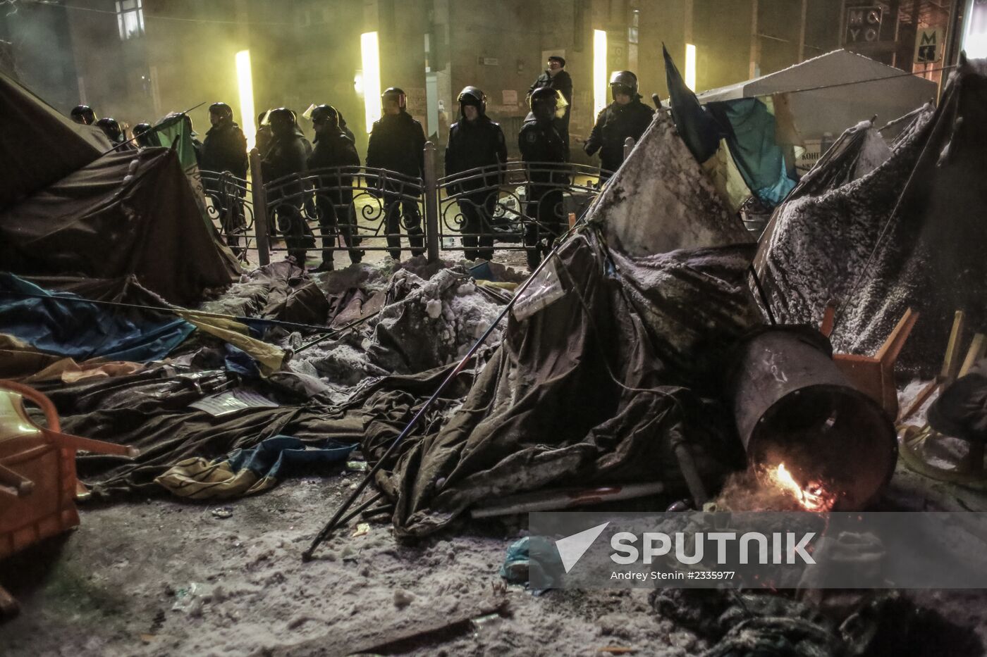 Internal security troops begin storming protester's camp on the Maidan