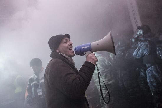 Internal security troops begin storming protester's camp on the Maidan