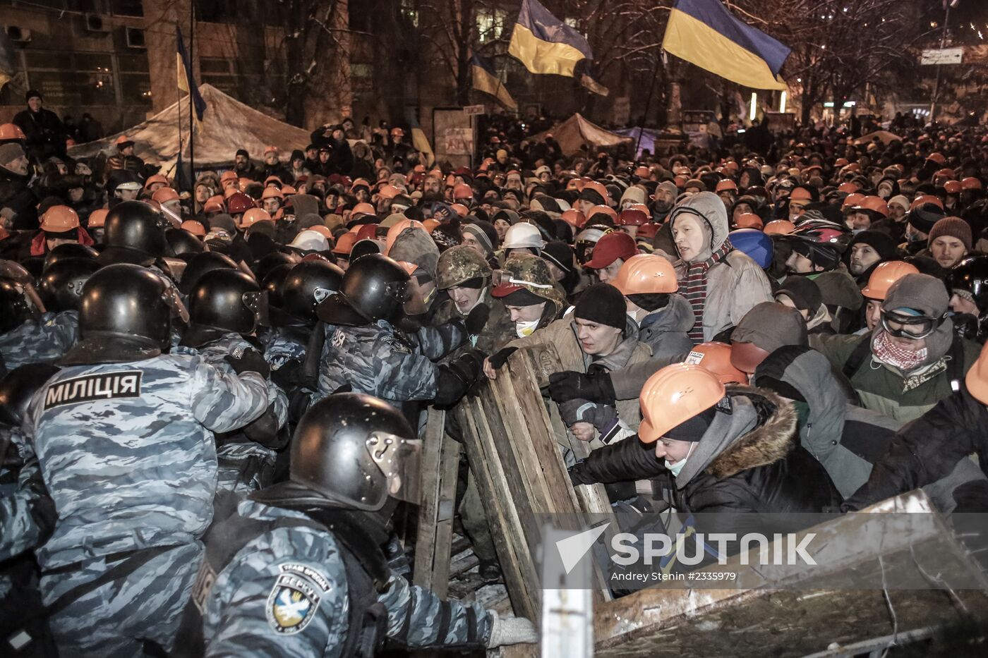 Internal security troops begin storming protester's camp on the Maidan