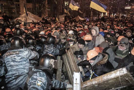 Internal security troops begin storming protester's camp on the Maidan