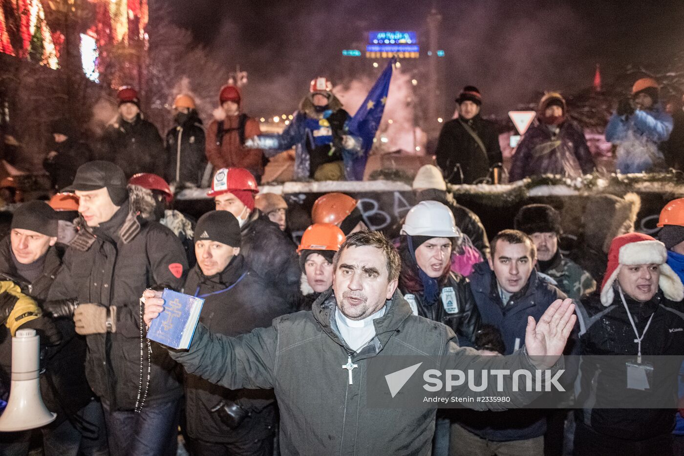 Internal security troops begin storming protester's camp on the Maidan