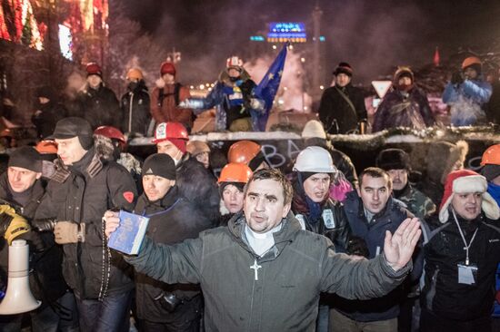 Internal security troops begin storming protester's camp on the Maidan