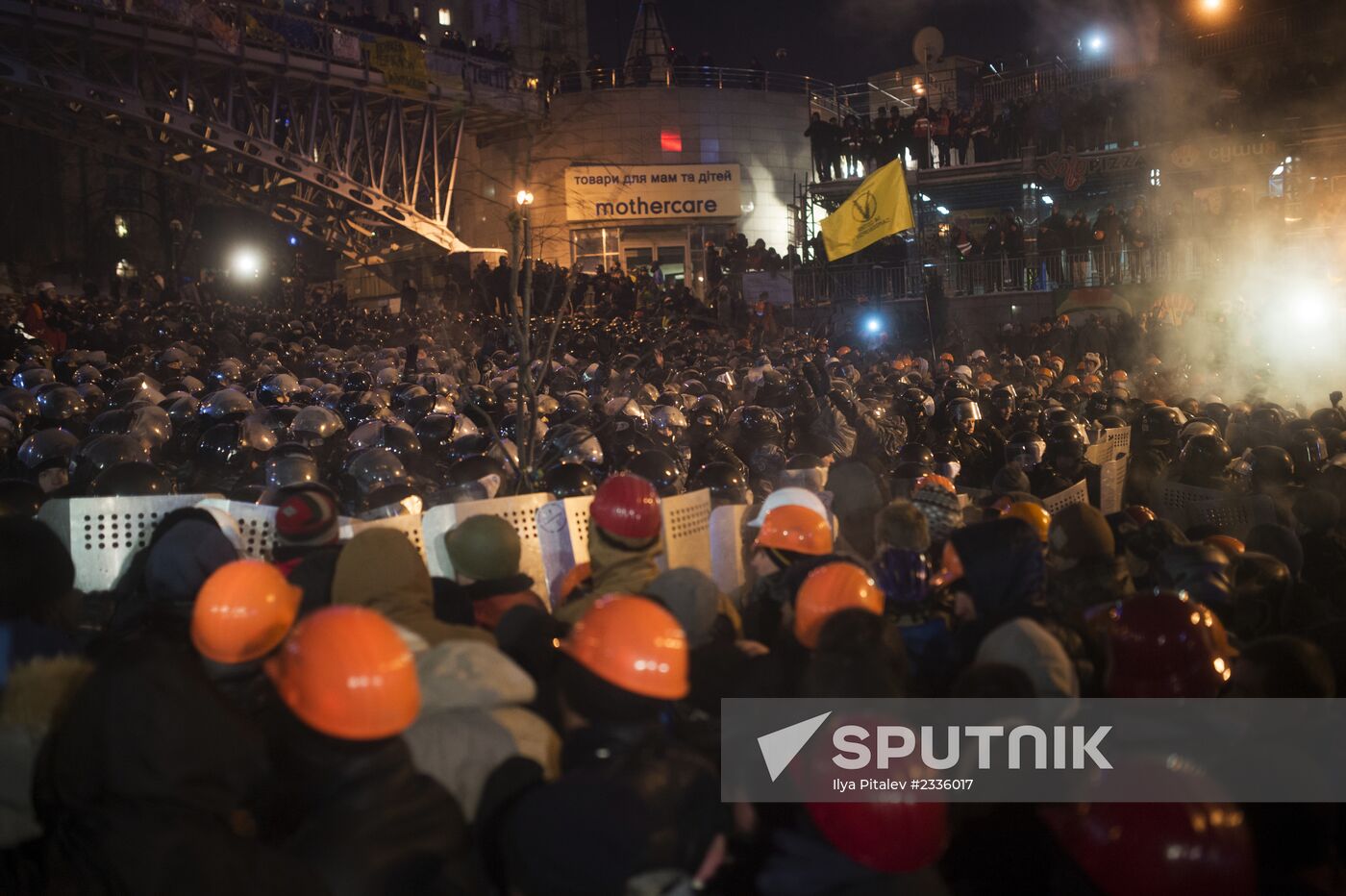 Internal security troops storm protesters' camp on Maidan Square