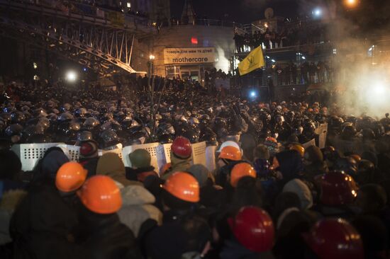 Internal security troops storm protesters' camp on Maidan Square