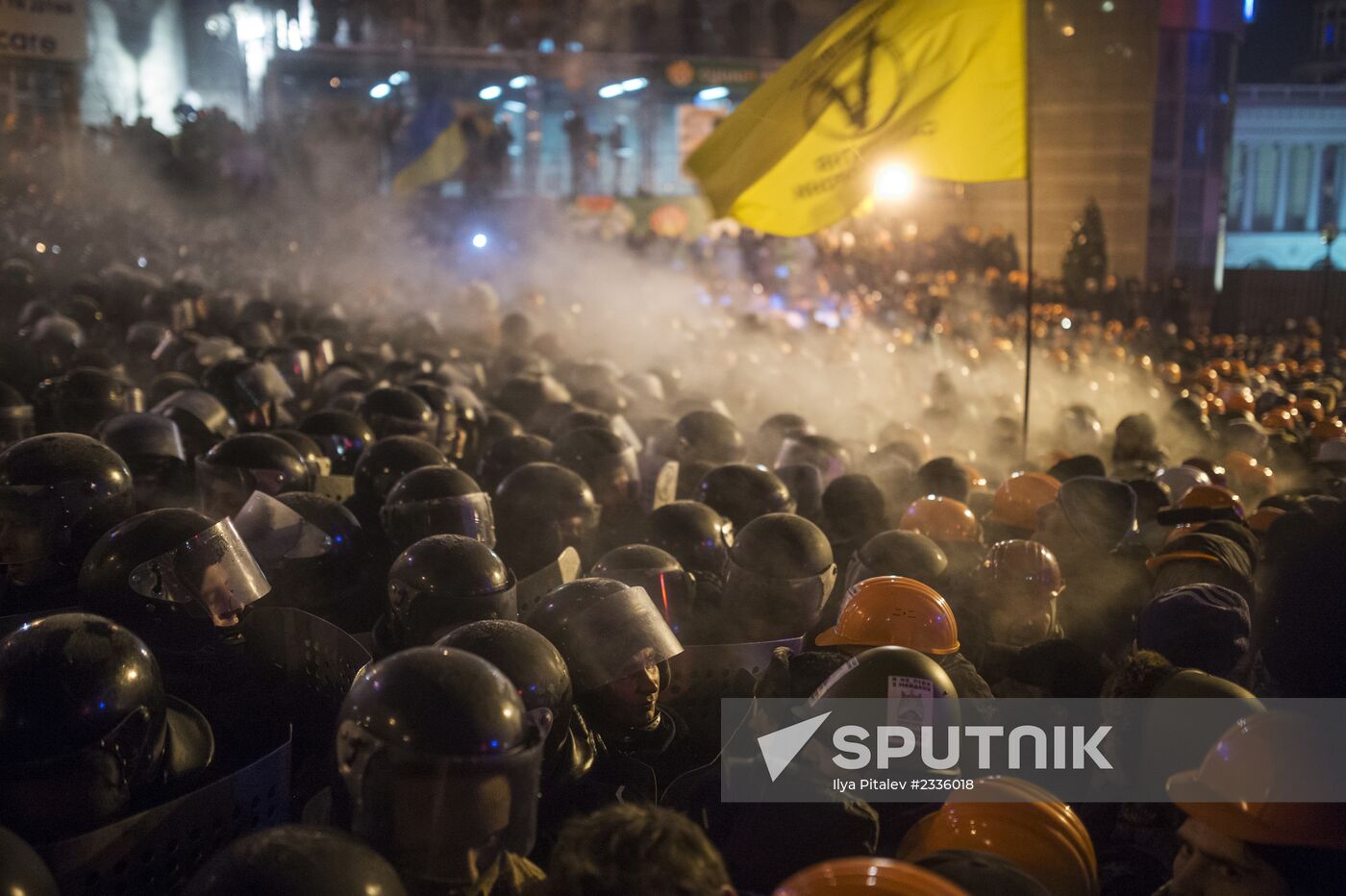 Internal security troops storm protesters' camp on Maidan Square