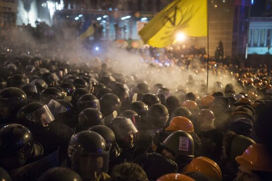 Internal security troops storm protesters' camp on Maidan Square
