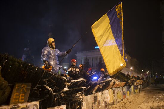 Internal security troops storm protesters' camp on Maidan Square