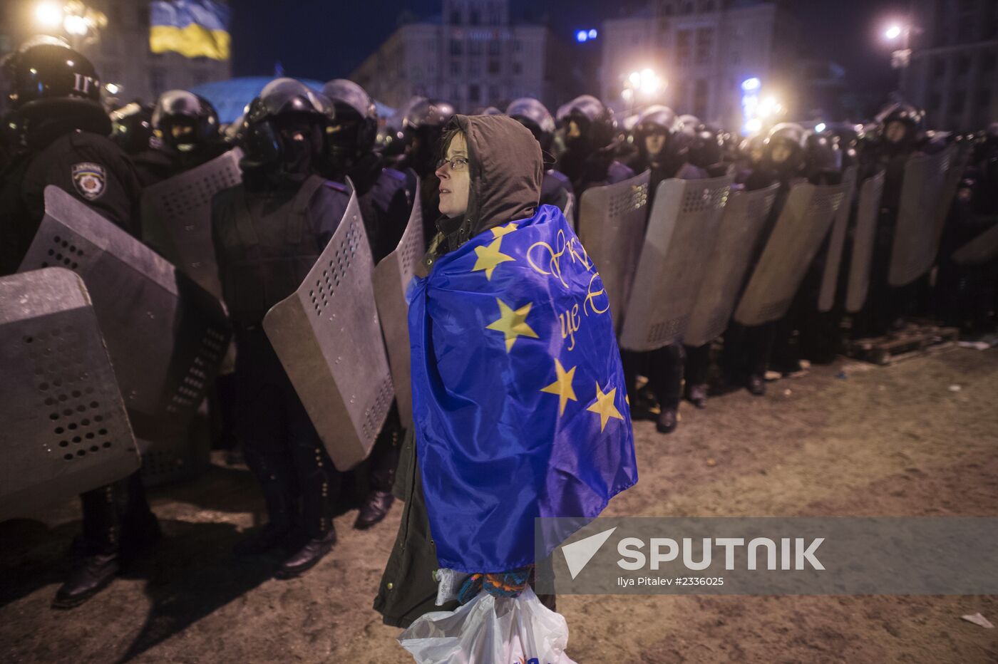 Internal security troops storm protesters' camp on Maidan Square