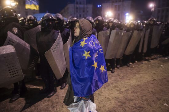 Internal security troops storm protesters' camp on Maidan Square