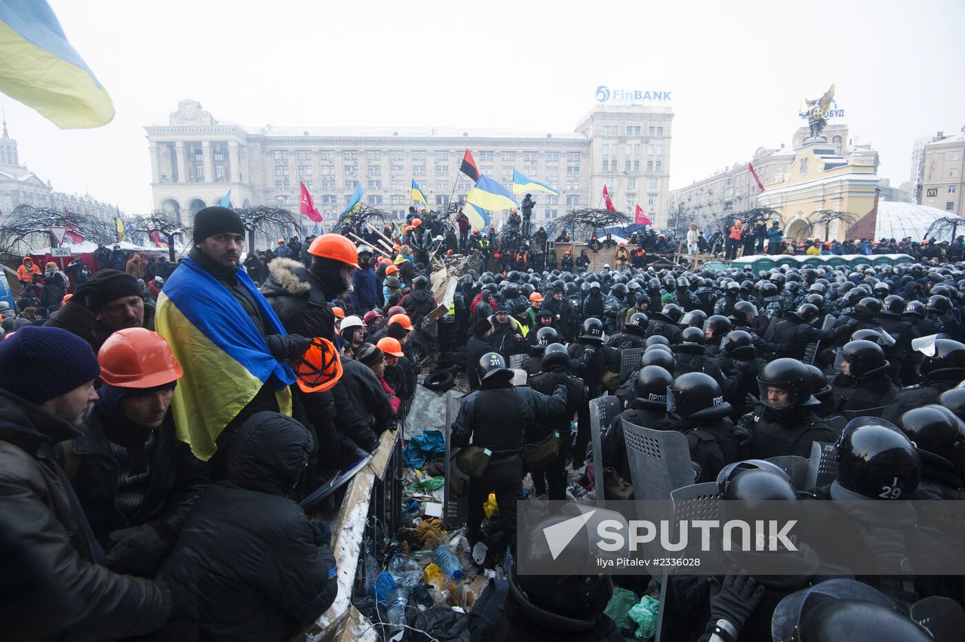 Internal security troops storm protesters' camp on Maidan Square