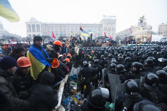 Internal security troops storm protesters' camp on Maidan Square