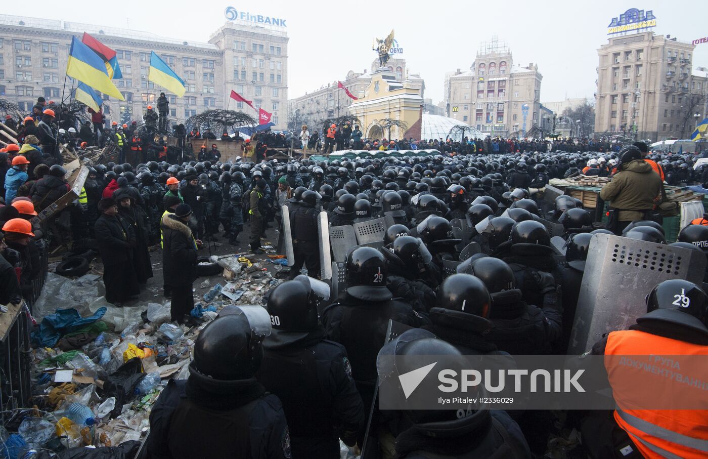 Internal security troops storm protesters' camp on Maidan Square