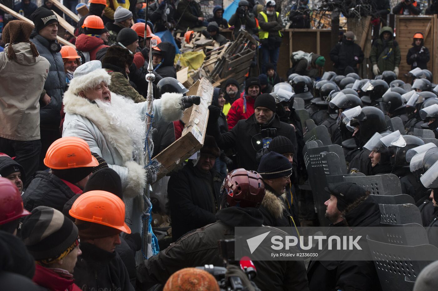 Internal security troops storm protesters' camp on Maidan Square