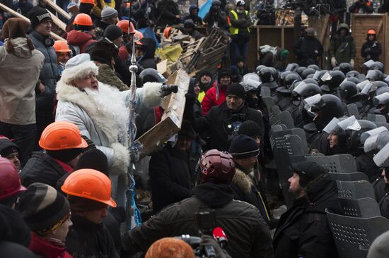 Internal security troops storm protesters' camp on Maidan Square