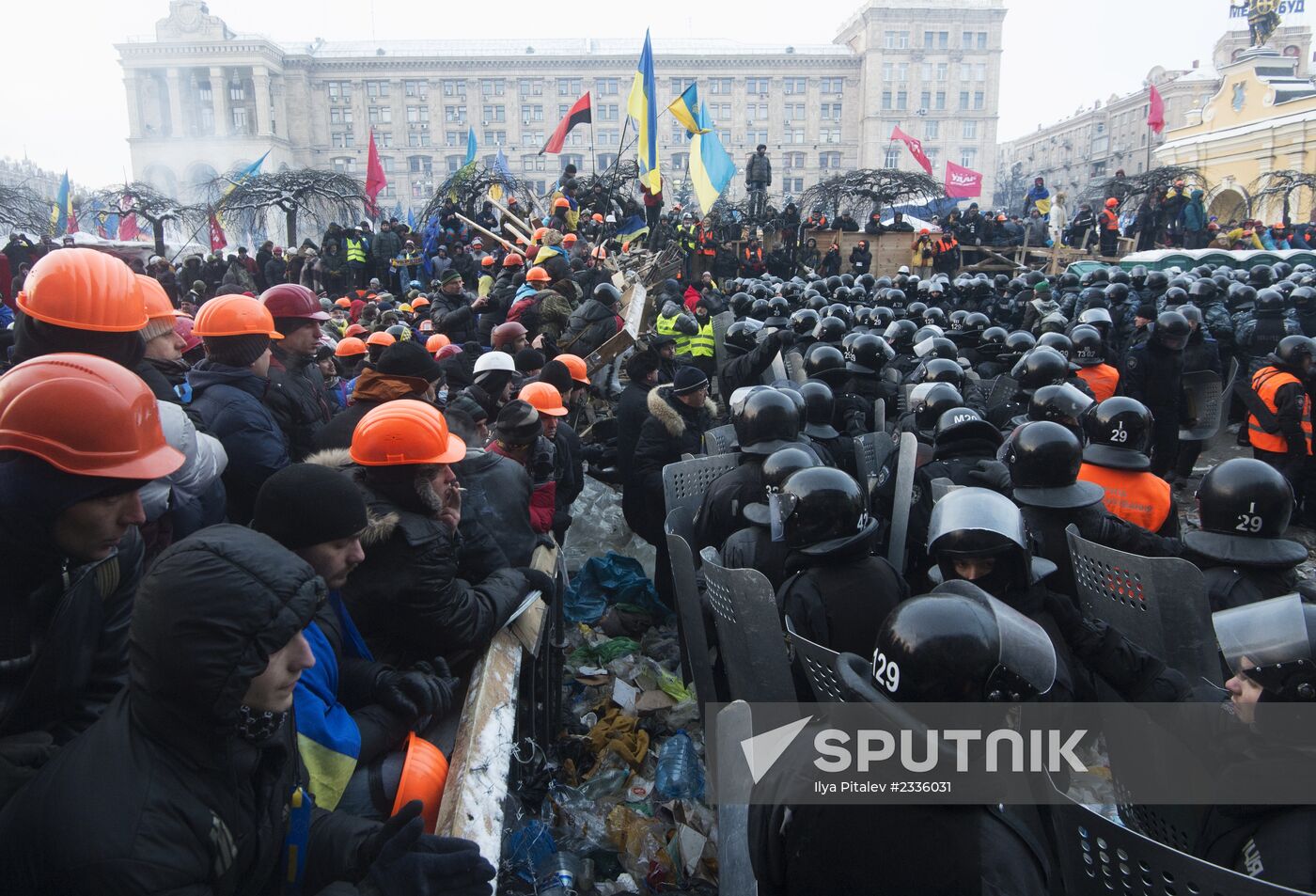 Internal security troops storm protesters' camp on Maidan Square