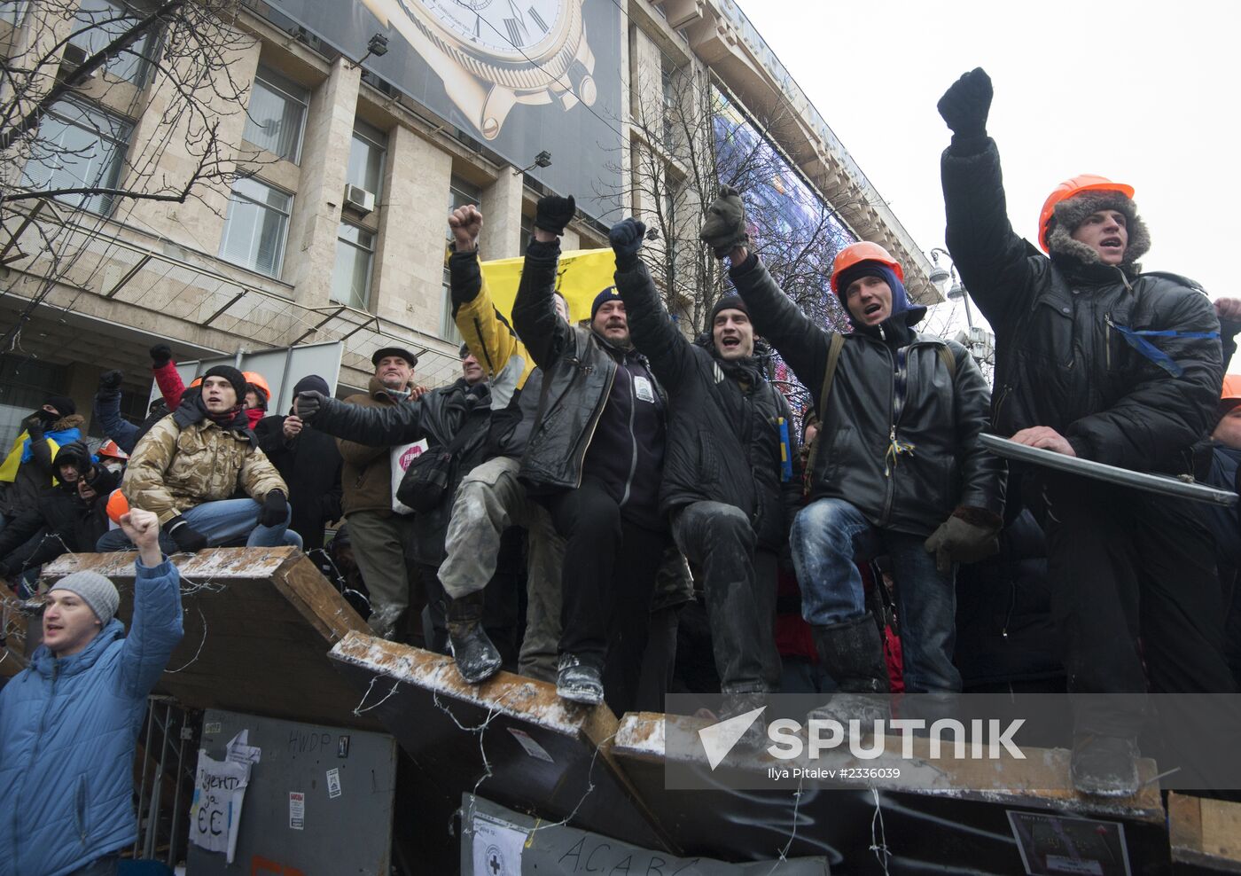 Internal security troops storm protesters' camp on Maidan Square