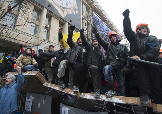 Internal security troops storm protesters' camp on Maidan Square