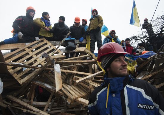 Internal security troops storm protesters' camp on Maidan Square