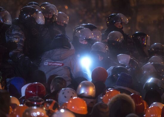 Internal security troops storm protesters' camp on Maidan Square