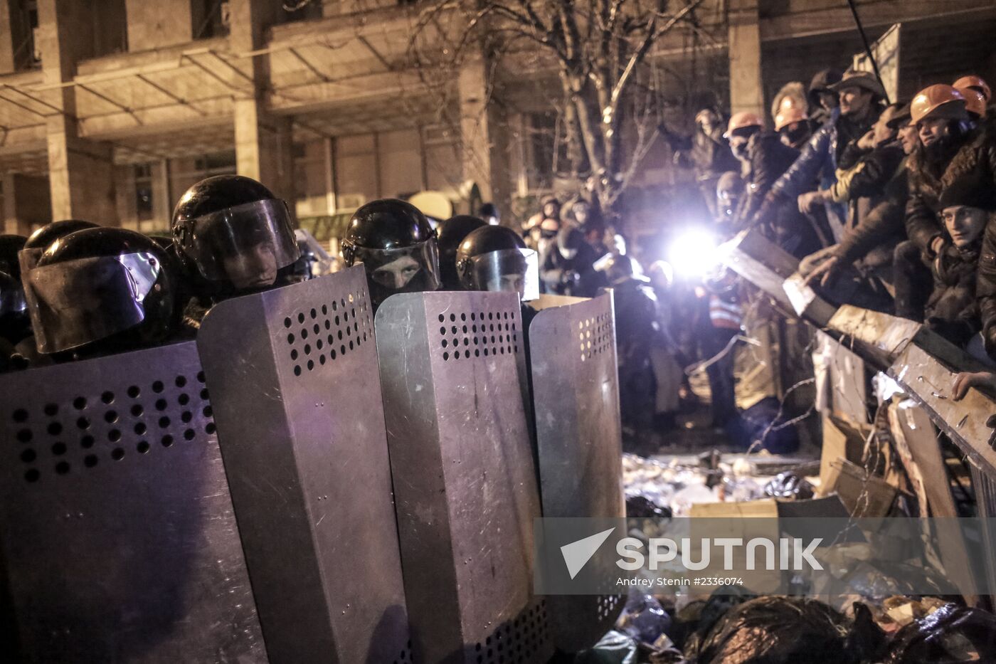 Internal security troops storm protesters' camp on Maidan Square