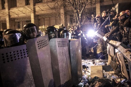 Internal security troops storm protesters' camp on Maidan Square