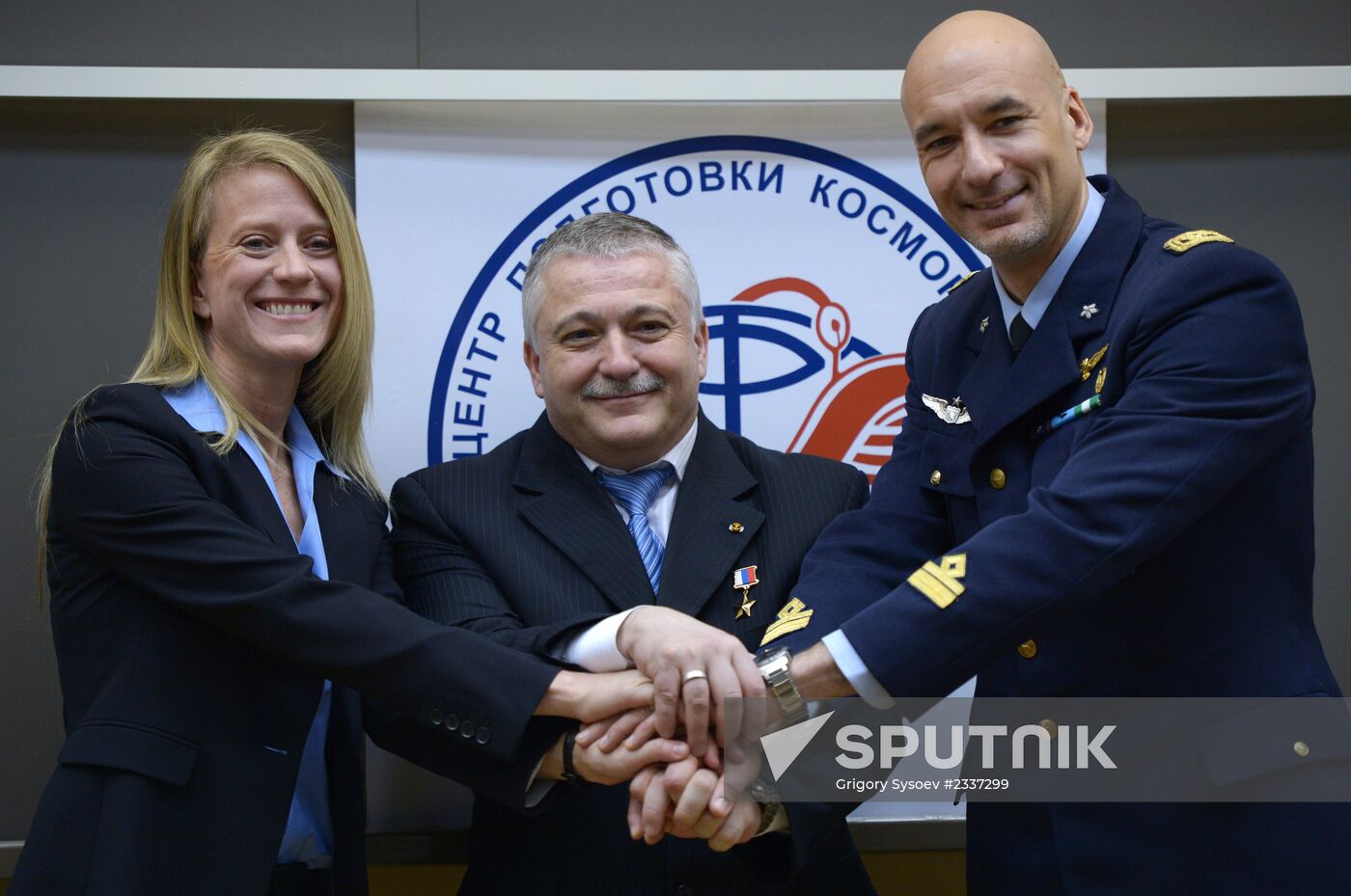 News conference on welcoming ISS Expedition 37 crew members and Olympic torch back on Earth