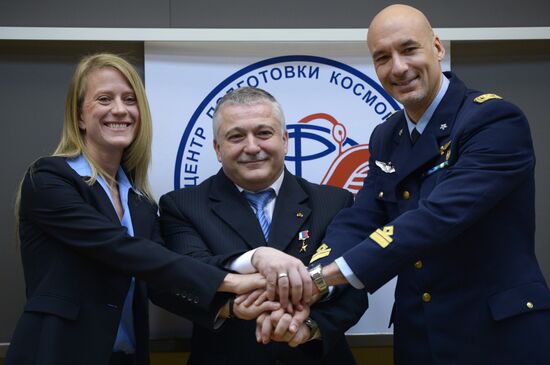 News conference on welcoming ISS Expedition 37 crew members and Olympic torch back on Earth