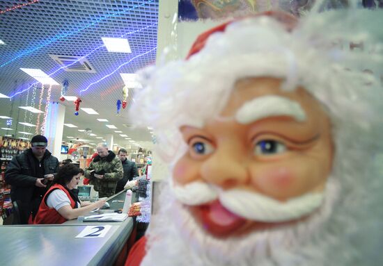 Sale of holiday decorations in Veliky Novgorod