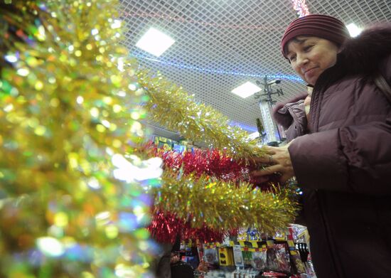 Sale of holiday decorations in Veliky Novgorod