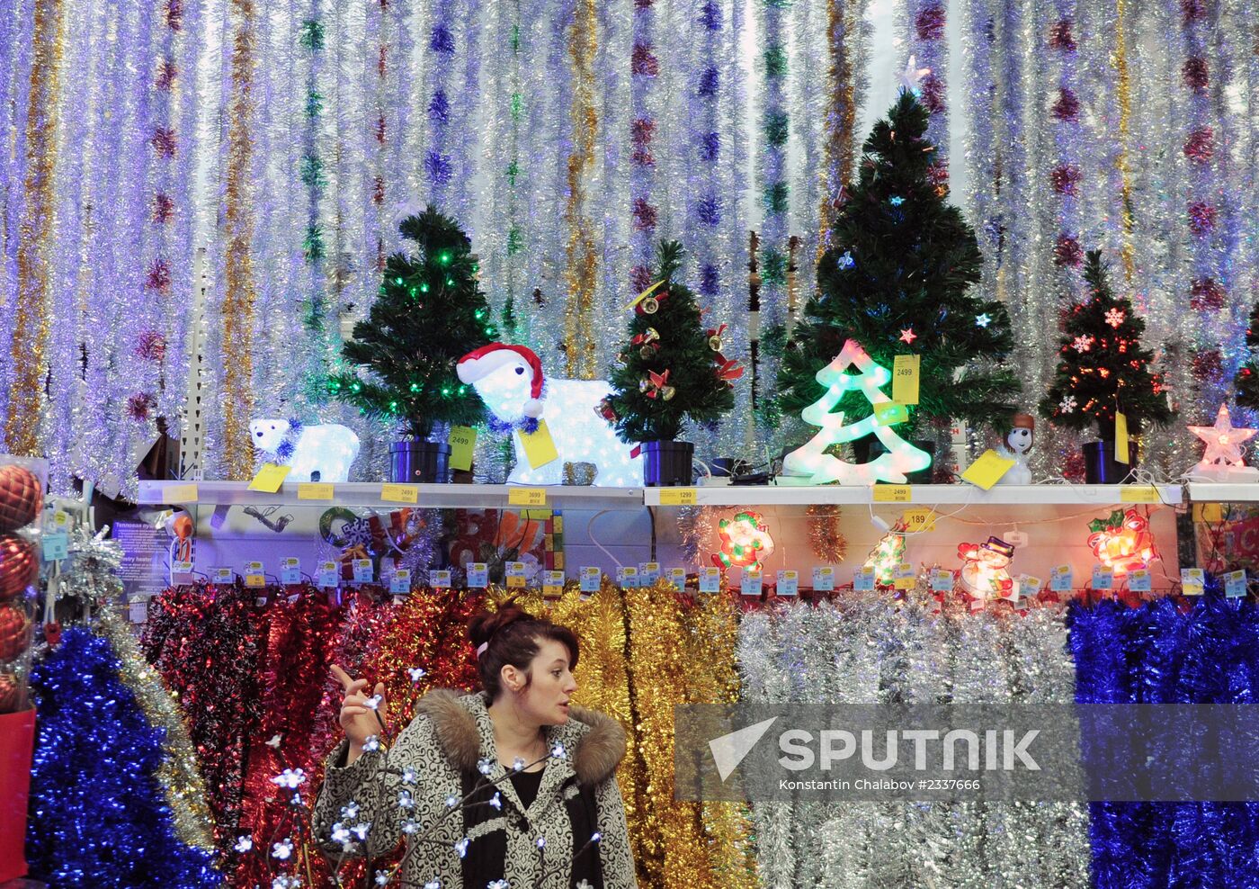 Sale of holiday decorations in Veliky Novgorod