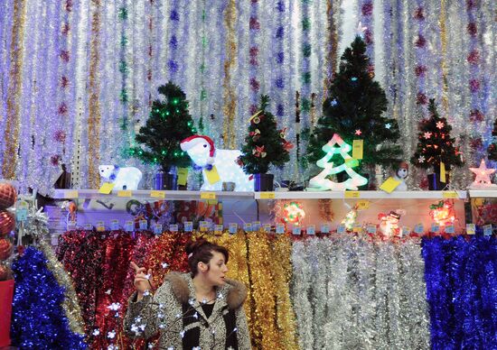 Sale of holiday decorations in Veliky Novgorod
