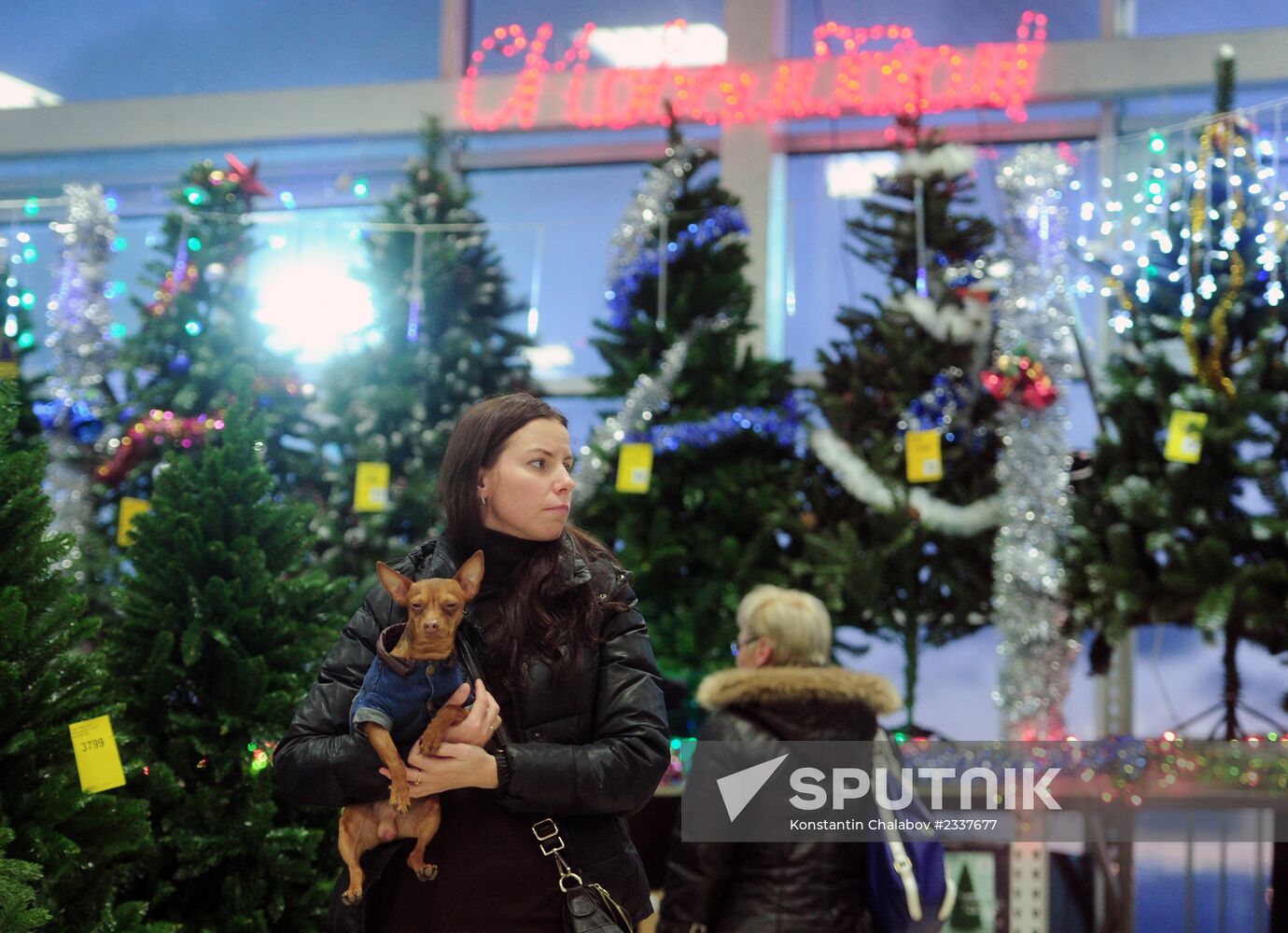 Sale of holiday decorations in Veliky Novgorod
