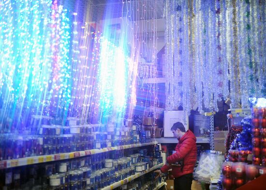 Sale of holiday decorations in Veliky Novgorod
