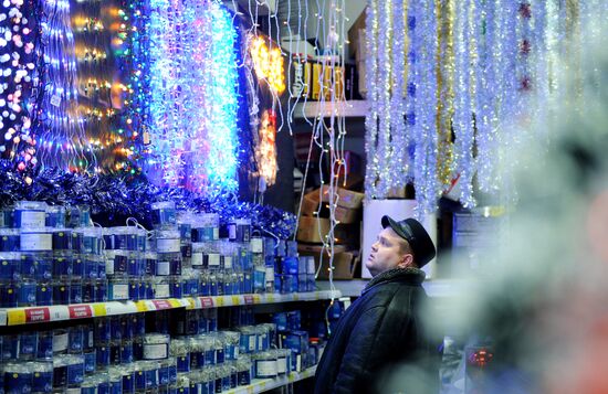 Sale of holiday decorations in Veliky Novgorod