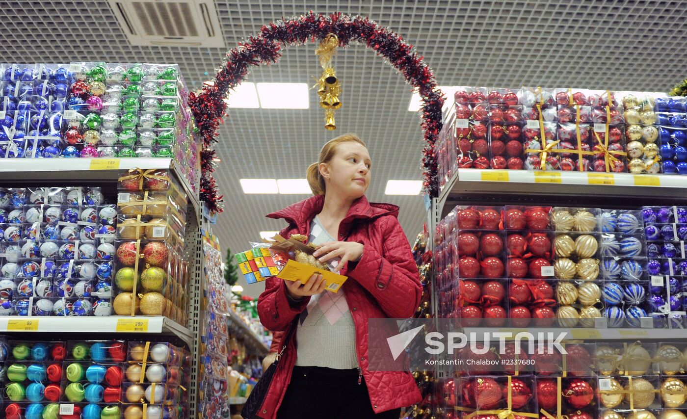 Sale of holiday decorations in Veliky Novgorod
