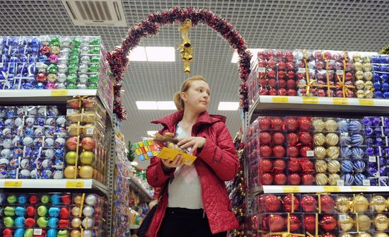 Sale of holiday decorations in Veliky Novgorod