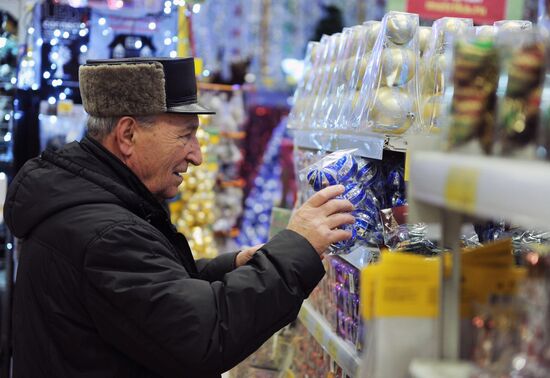 Sale of holiday decorations in Veliky Novgorod