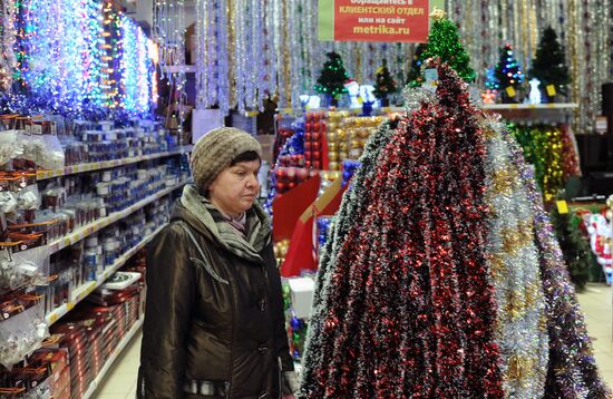 Sale of holiday decorations in Veliky Novgorod