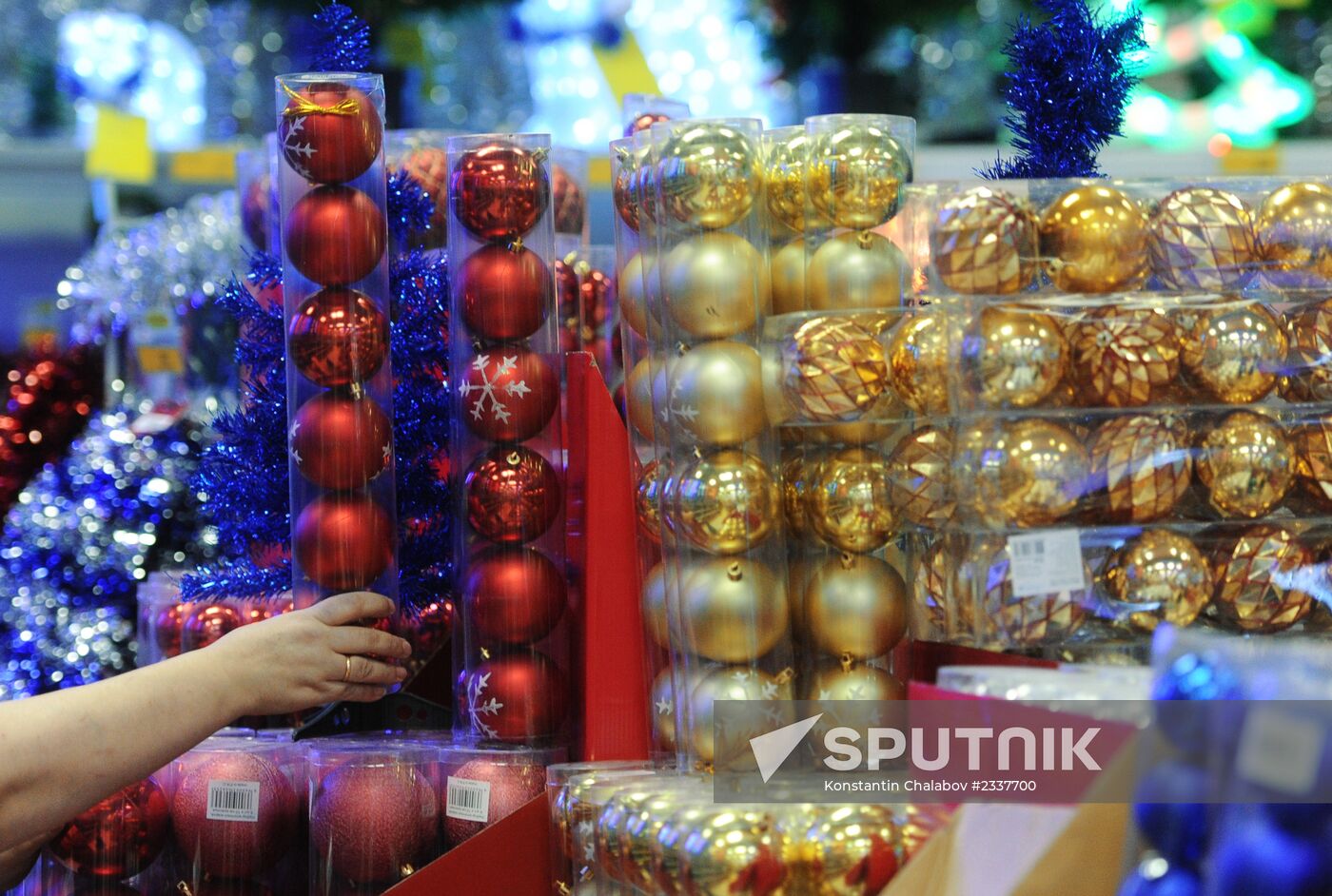 Sale of holiday decorations in Veliky Novgorod
