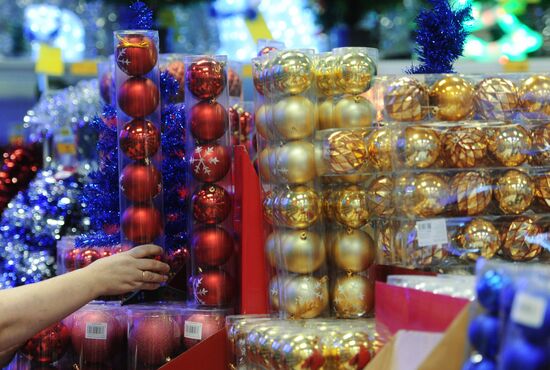 Sale of holiday decorations in Veliky Novgorod