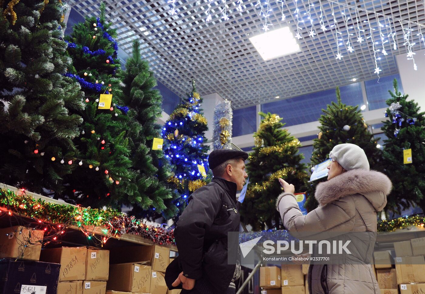 Sale of holiday decorations in Veliky Novgorod
