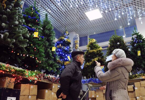 Sale of holiday decorations in Veliky Novgorod
