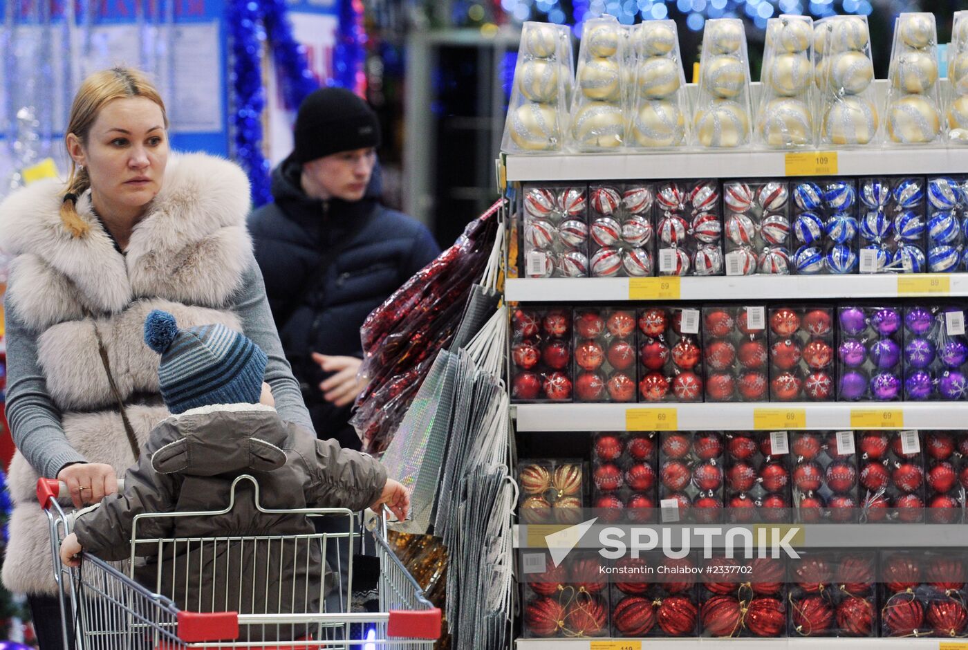 Sale of holiday decorations in Veliky Novgorod