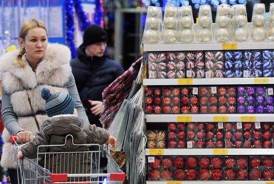 Sale of holiday decorations in Veliky Novgorod