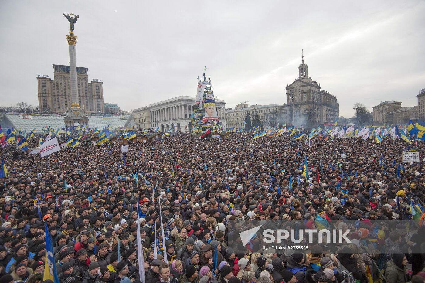 Supporters of pro-EU integration hold Dignity Day rally on Kiev's Maidan Nezalezhnosti