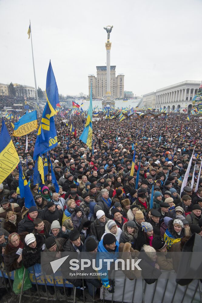 Supporters of pro-EU integration hold Dignity Day rally on Kiev's Maidan Nezalezhnosti